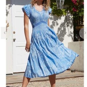 Current Air AUBREY MIDI DRESS WITH PLEATED DETAIL - LIGHT BLUE